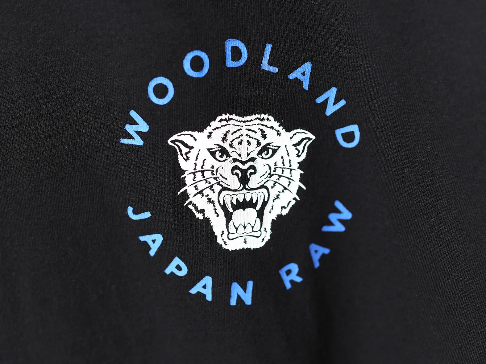 WOODLAND TEE. BLACK.